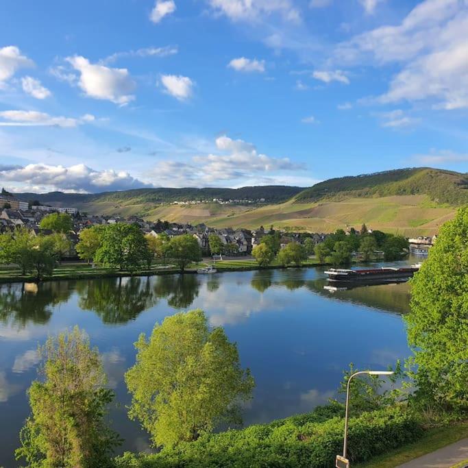 Elegant Apartment with Direct River View, Balcony and Parking in Bernkastel-Kues