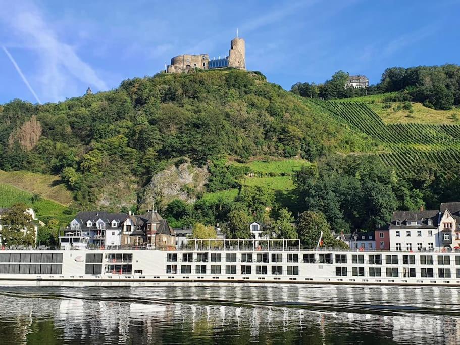 Elegant Apartment with Direct River View, Balcony and Parking in Bernkastel-Kues