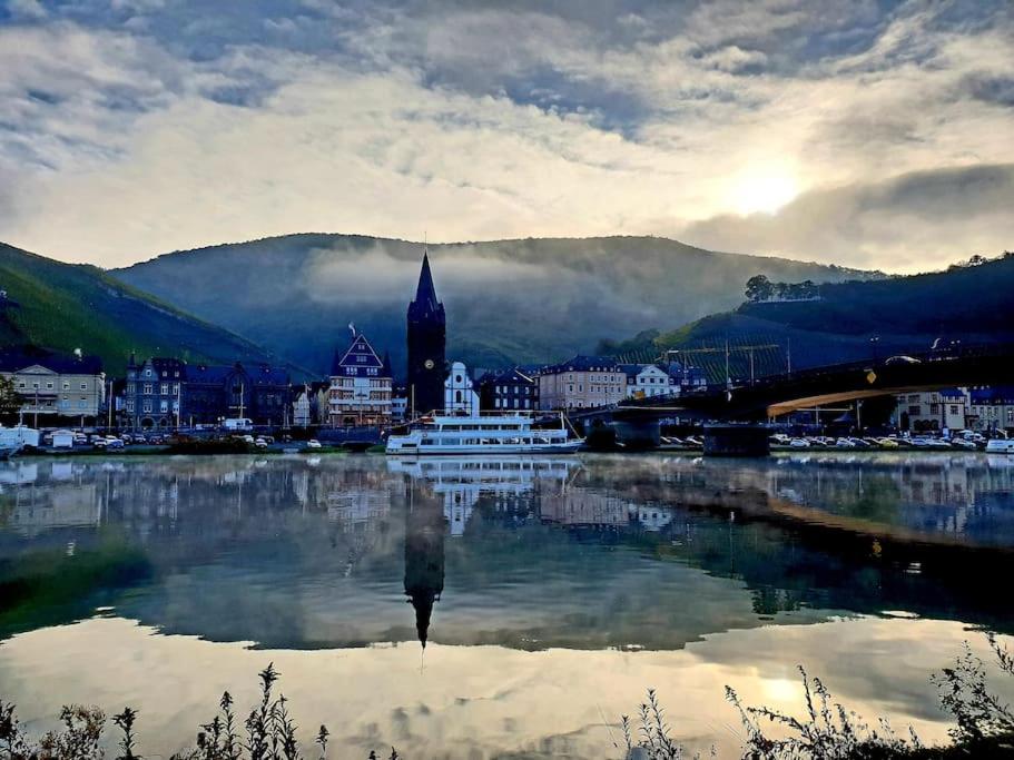 Elegant Apartment with Direct River View, Balcony and Parking in Bernkastel-Kues