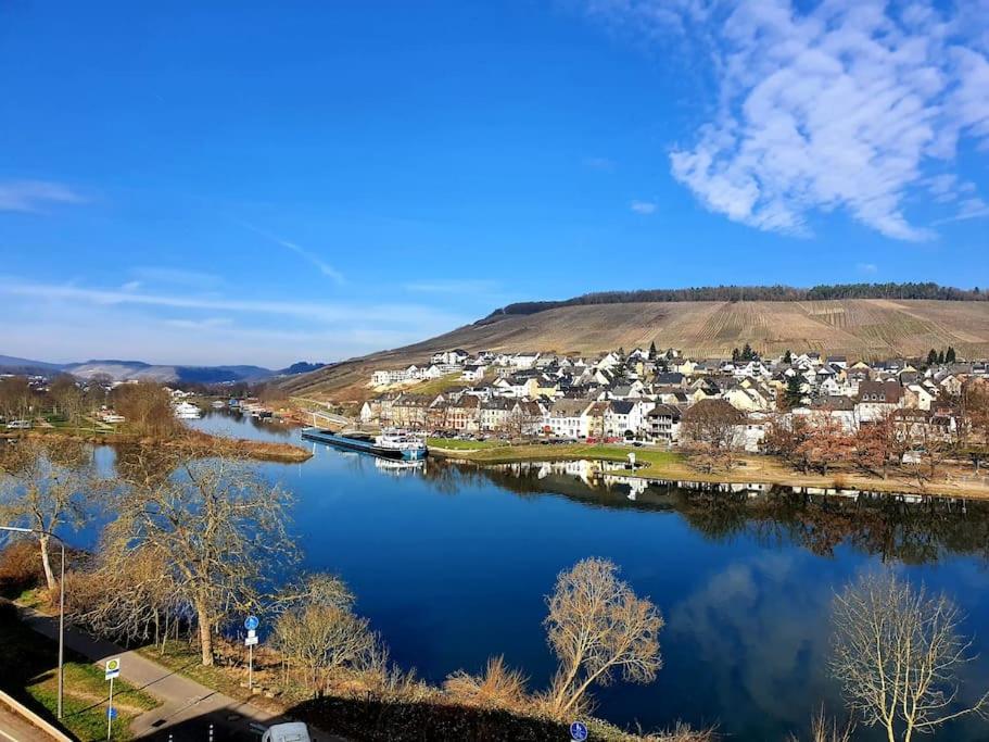 Elegant Apartment with Direct River View, Balcony and Parking in Bernkastel-Kues