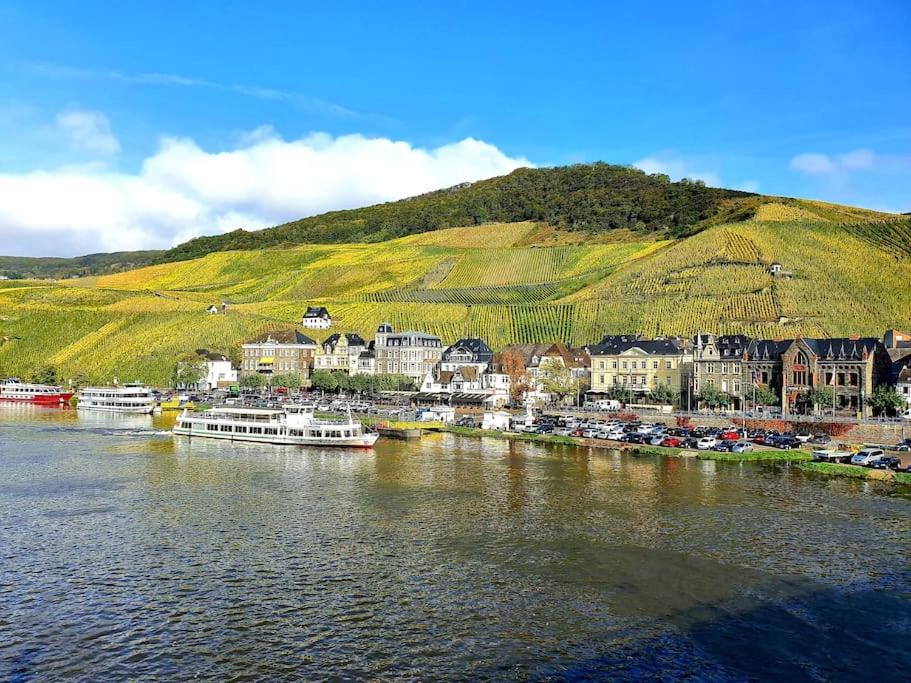 Elegant Apartment with Direct River View, Balcony and Parking in Bernkastel-Kues