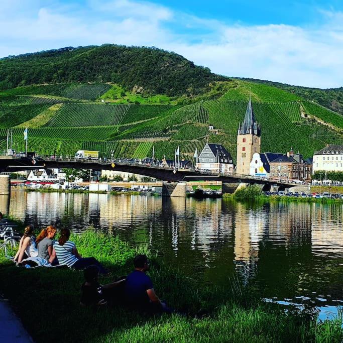 Elegant Apartment with Direct River View, Balcony and Parking in Bernkastel-Kues