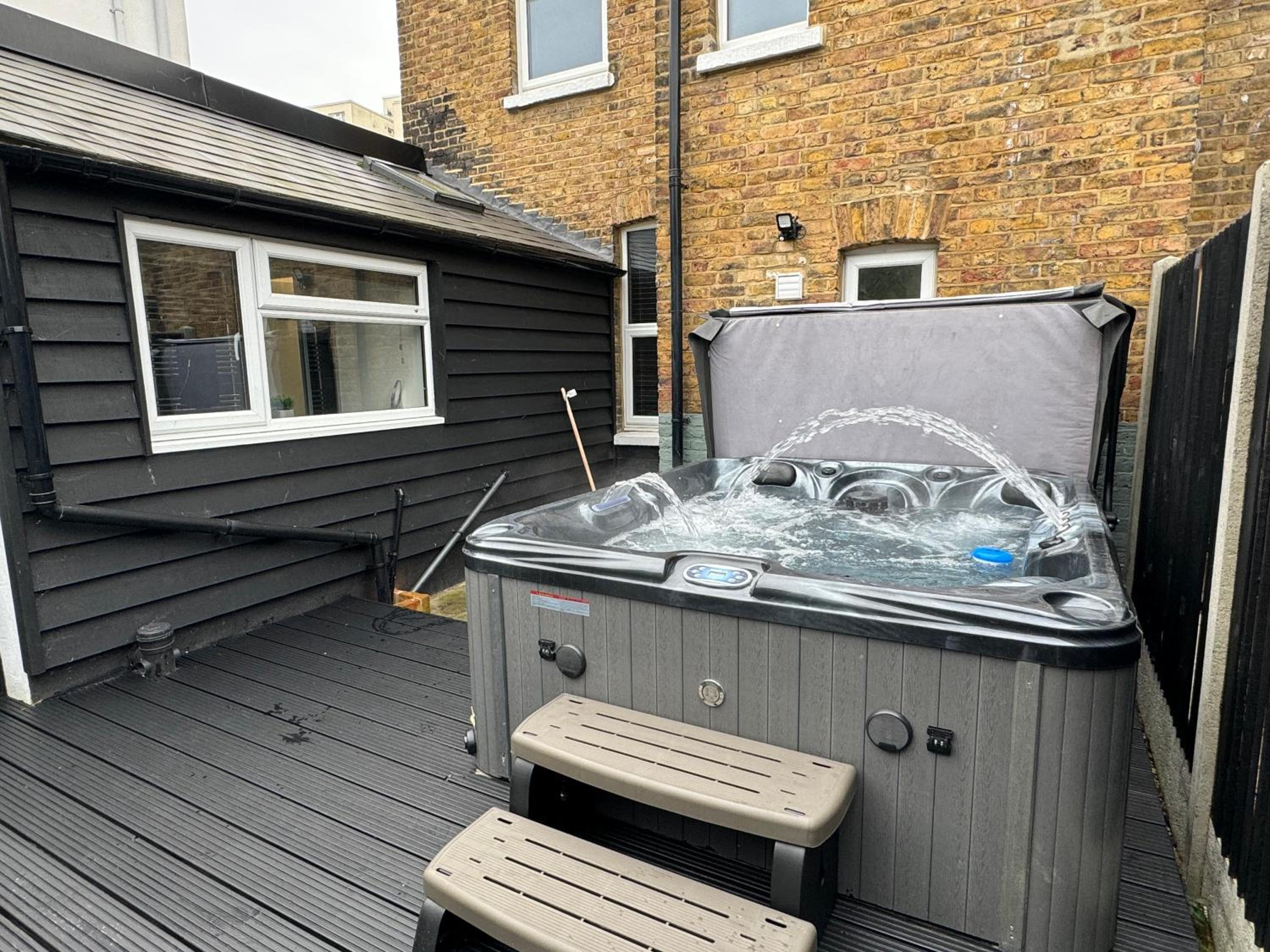 Broadway Beach Terrace with Private Hot Tub & free parking view 2