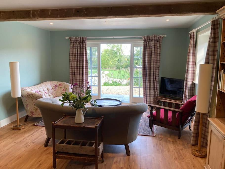 Hen House: Private annexe on stunning farm view 4