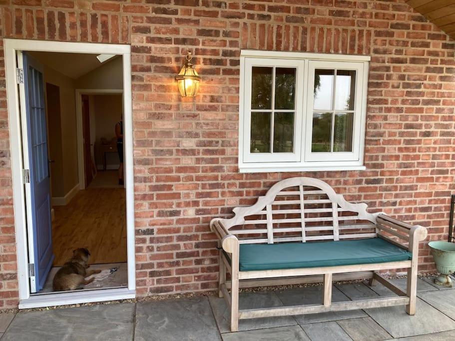Hen House: Private annexe on stunning farm view 5