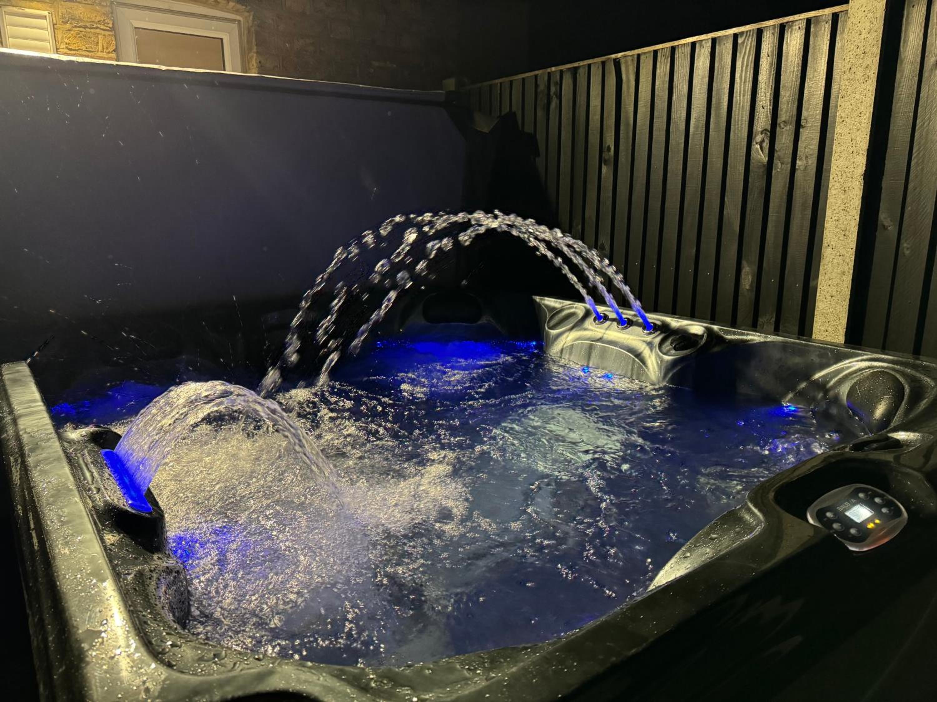 Broadway Beach Terrace with Private Hot Tub & free parking view 3