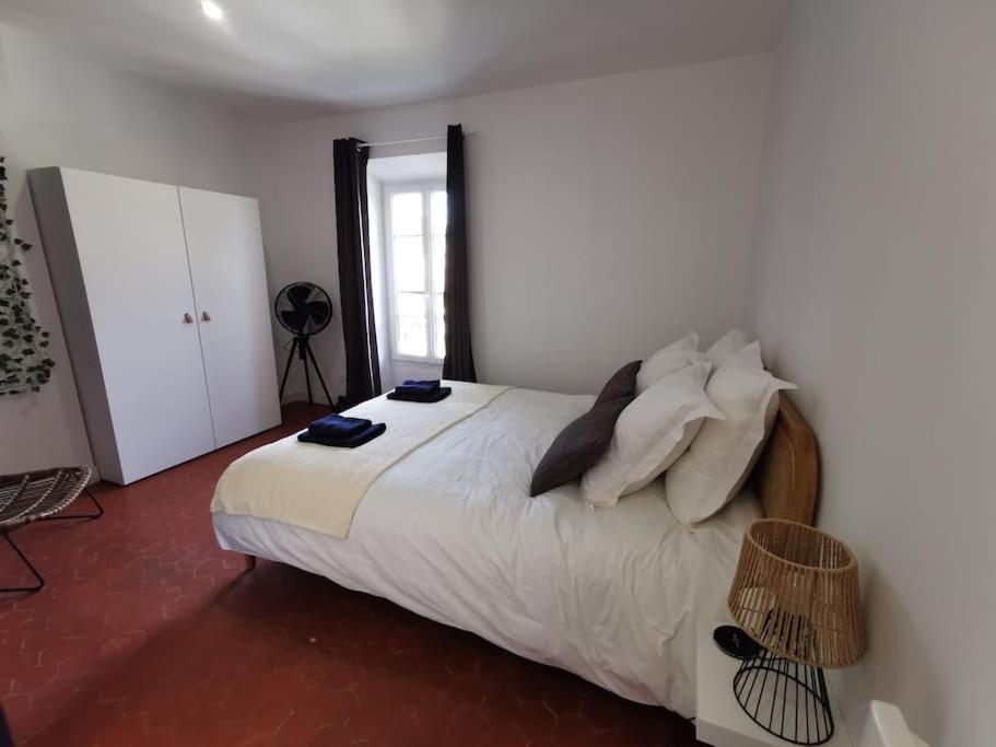 Soleil poudré appartement 1 chambre, pièce de vie climatisée, parking, terrasse