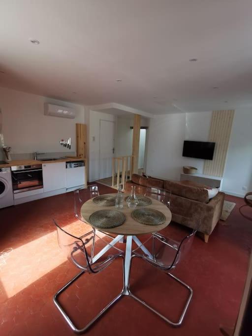 Soleil poudré appartement 1 chambre, pièce de vie climatisée, parking, terrasse