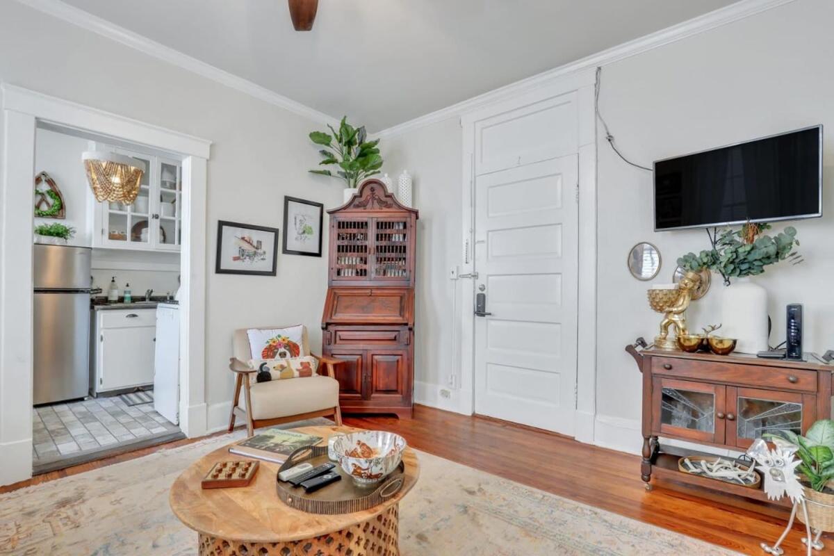 Southern Belle on Oglethorpe Square view 5