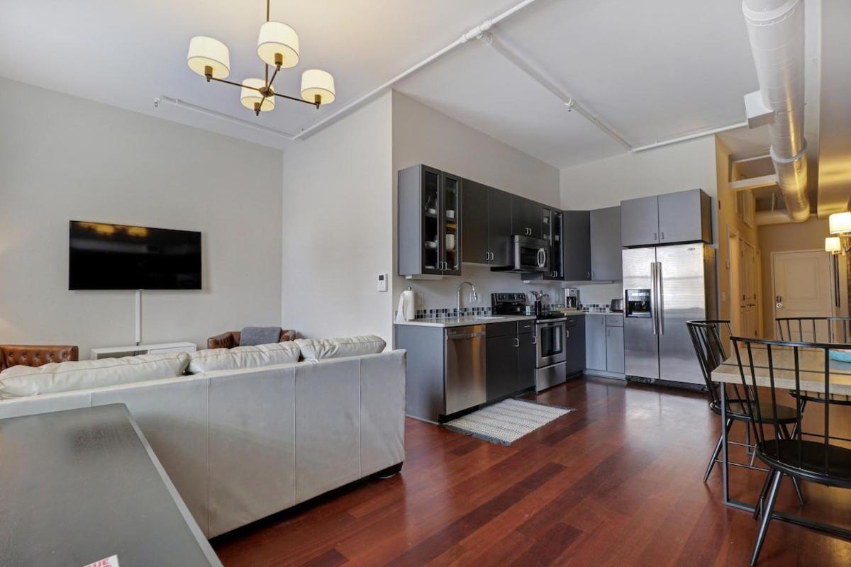 Downtown Loft- Steps away from Plant Riverside! view 3