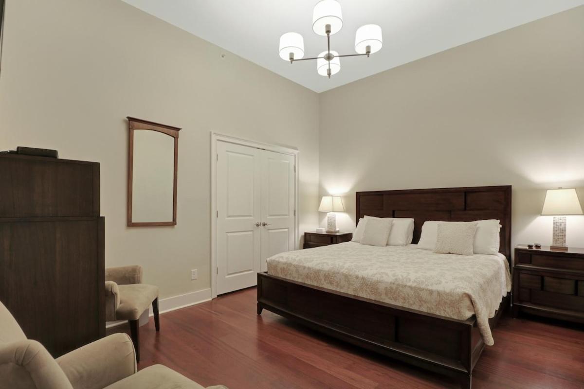 Downtown Loft- Steps away from Plant Riverside! view 4