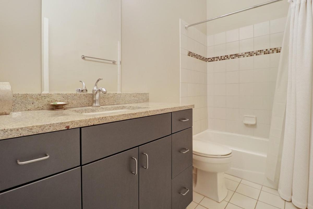 Downtown Loft- Steps away from Plant Riverside! view 5
