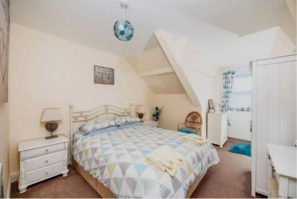 Cosy 2 Bedroom Apartment near Seafront view 4