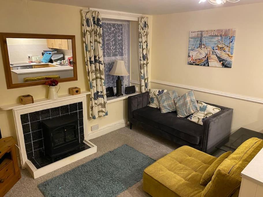 Cosy 2 Bedroom Apartment near Seafront view 5