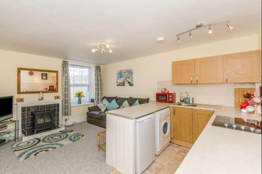 Cosy 2 Bedroom Apartment near Seafront view 2