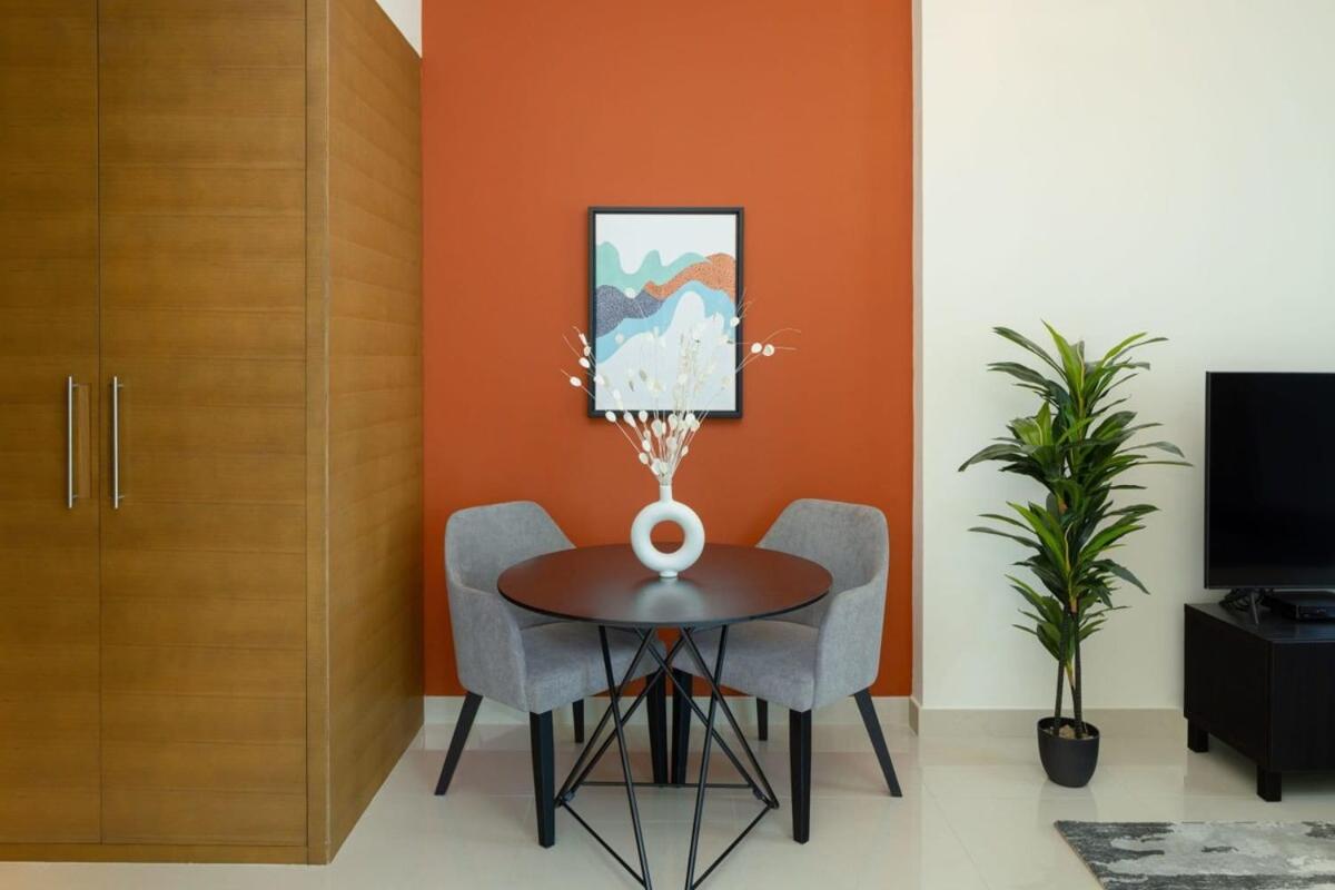 Silkhaus spacious studio in Downtown Claren tower