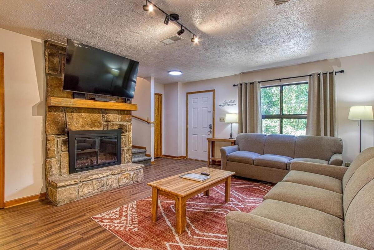 Pinecrest Townhomes-Two Units-Dollywood-Renovated