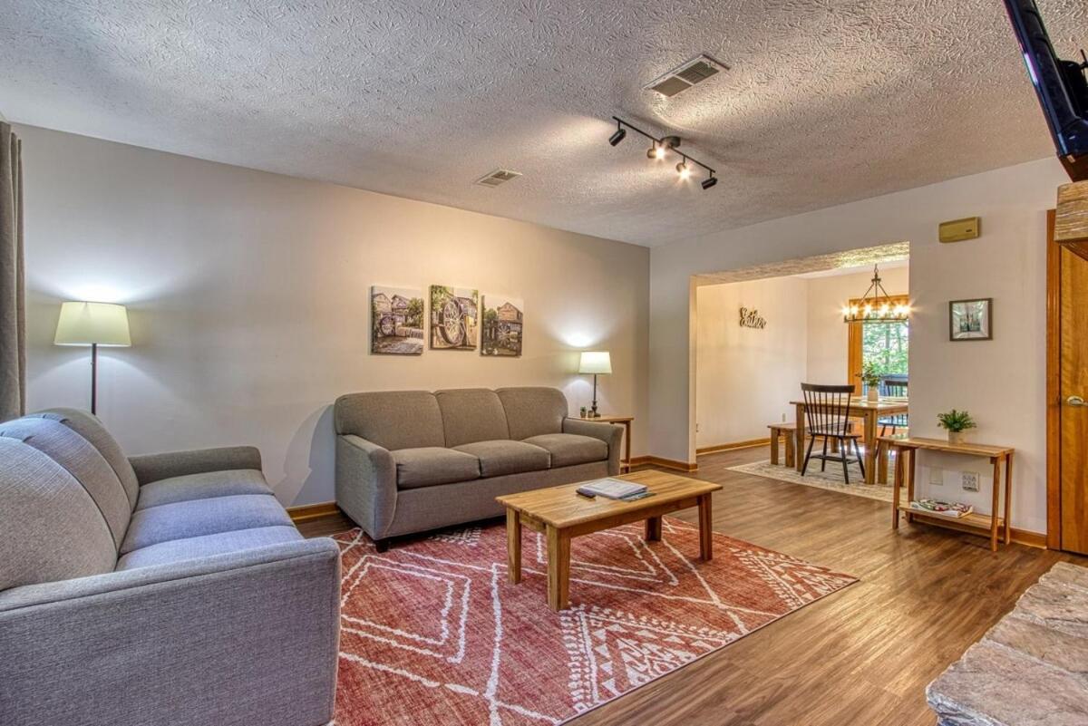 Pinecrest Townhomes-Two Units-Dollywood-Renovated
