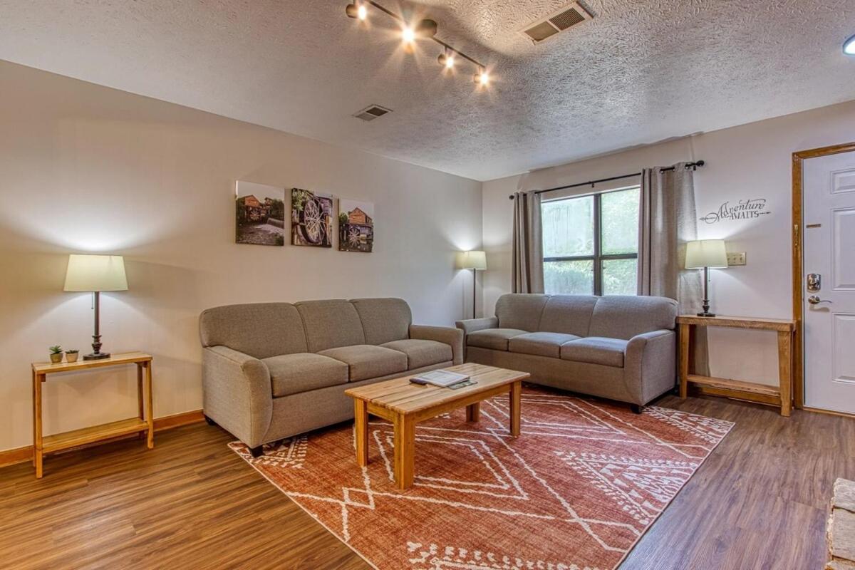 Pinecrest Townhomes-Two Units-Dollywood-Renovated