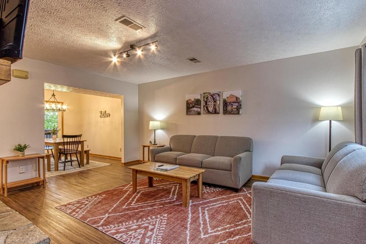 Pinecrest Townhomes-Two Units-Dollywood-Renovated