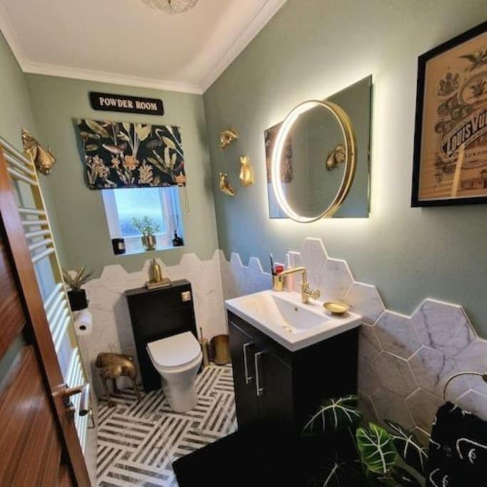 3 Bedroom Contemporary retreat & hot tub