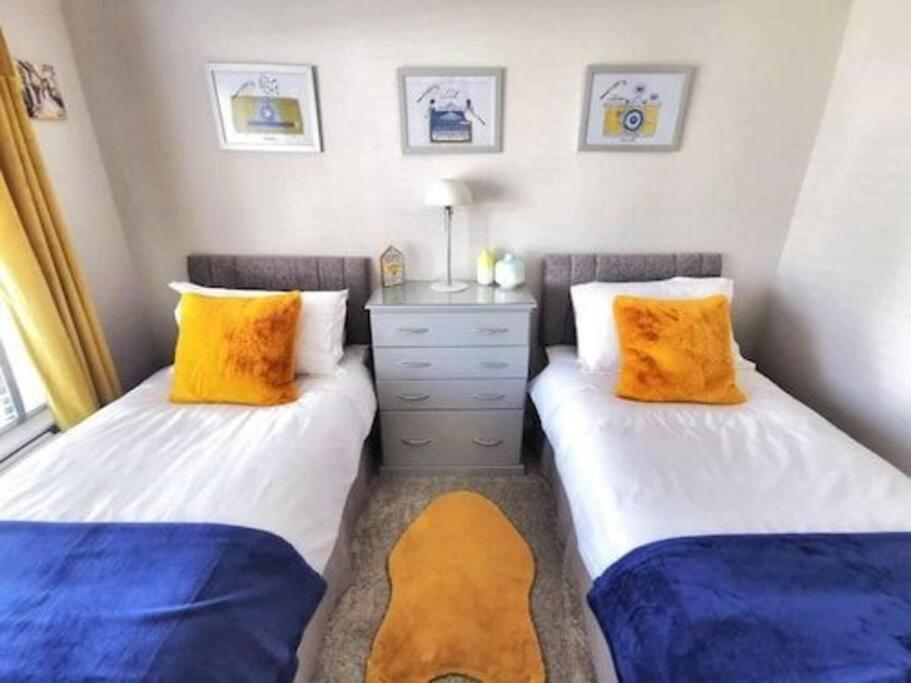 3 Bedroom Contemporary retreat & hot tub