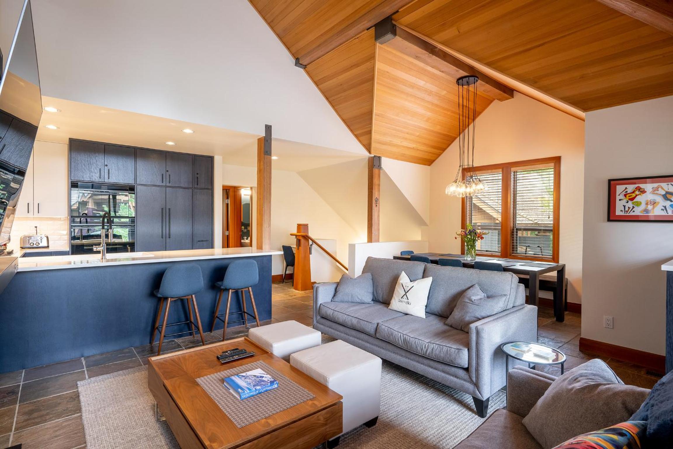 Deluxe 4 bedroom with Private Hot Tub and Great Mountain Views!
