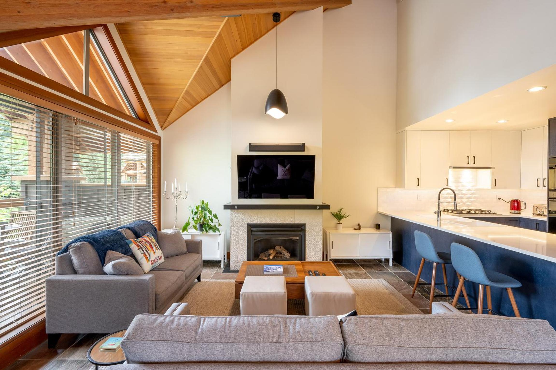 Deluxe 4 bedroom with Private Hot Tub and Great Mountain Views!