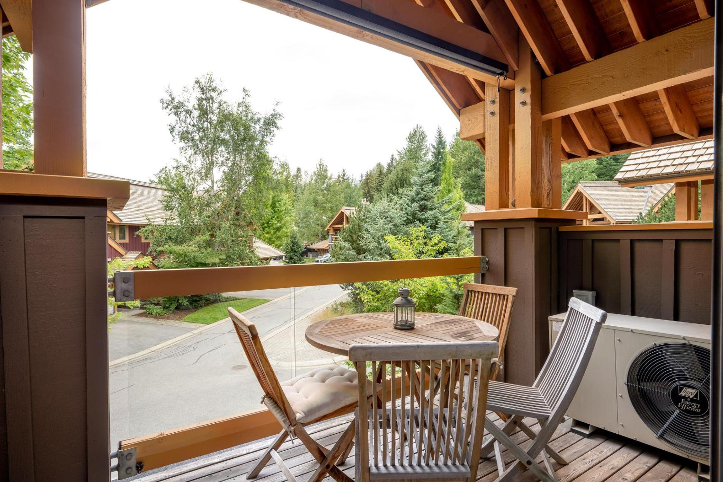 Deluxe 4 bedroom with Private Hot Tub and Great Mountain Views!