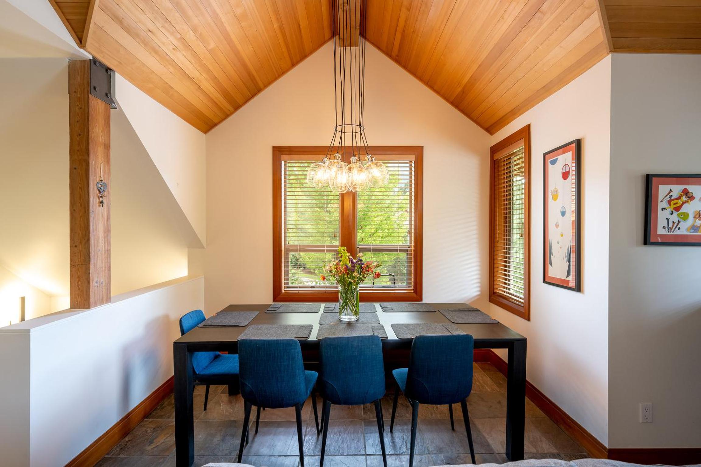 Deluxe 4 bedroom with Private Hot Tub and Great Mountain Views!