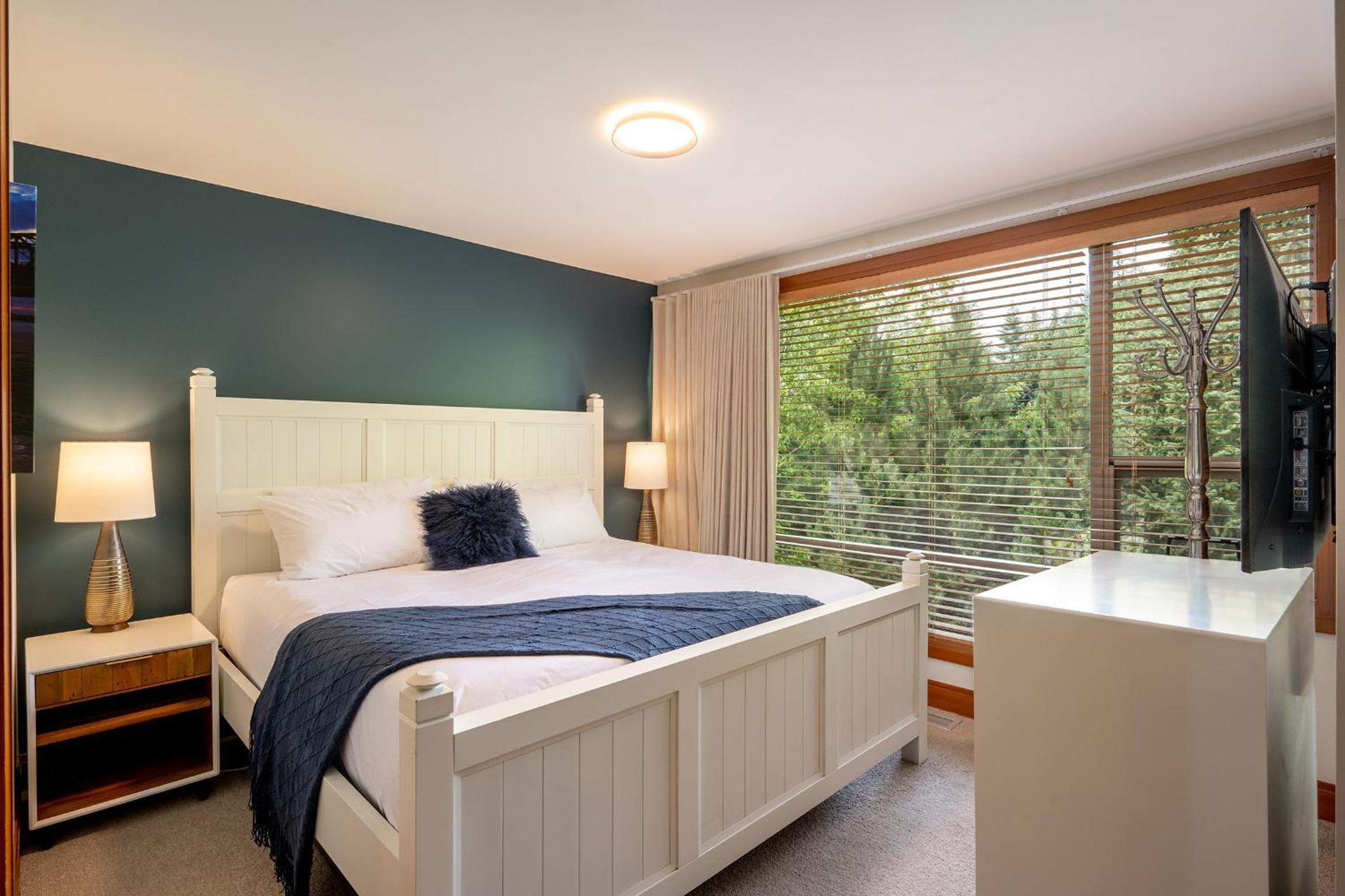 Deluxe 4 bedroom with Private Hot Tub and Great Mountain Views!