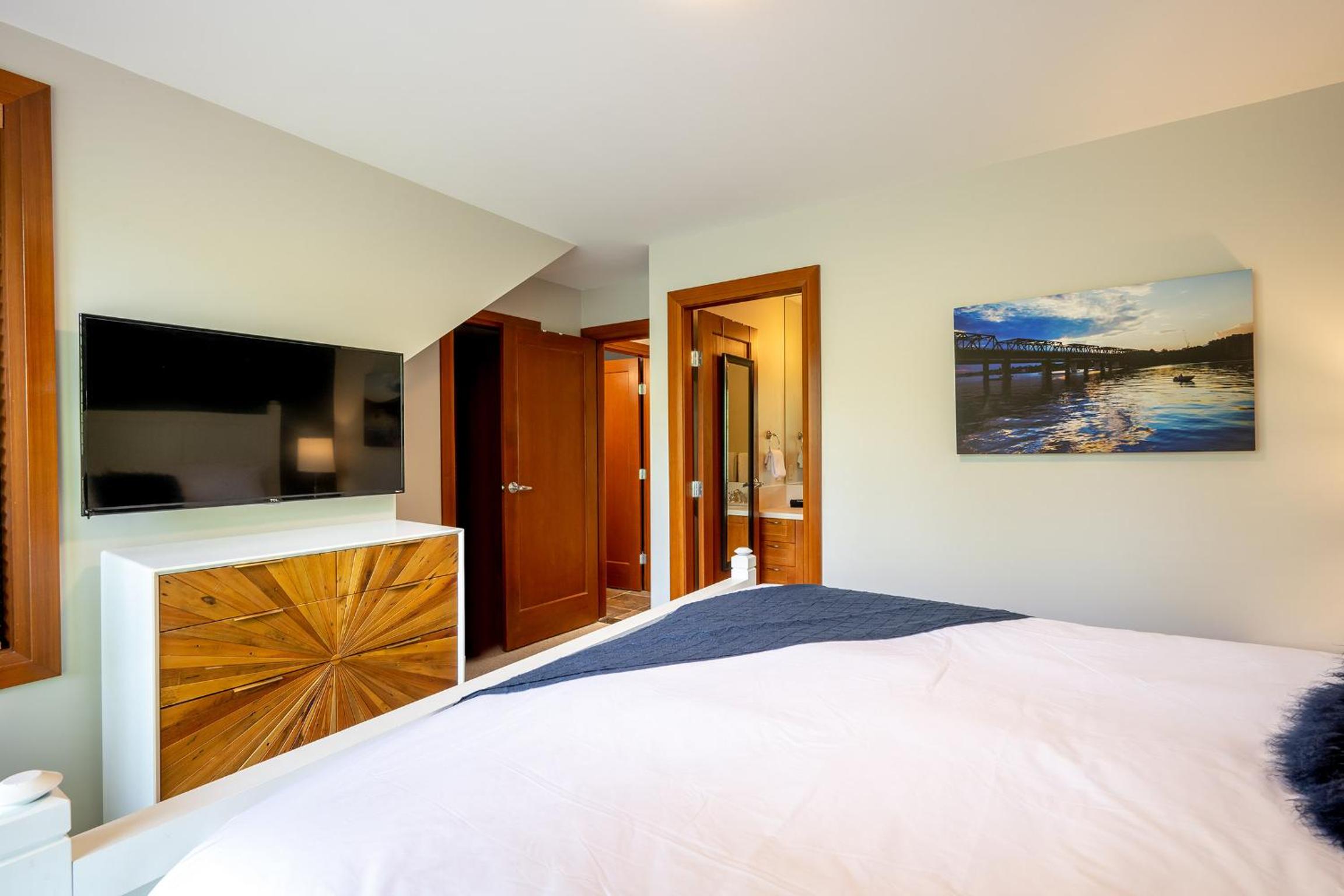 Deluxe 4 bedroom with Private Hot Tub and Great Mountain Views!