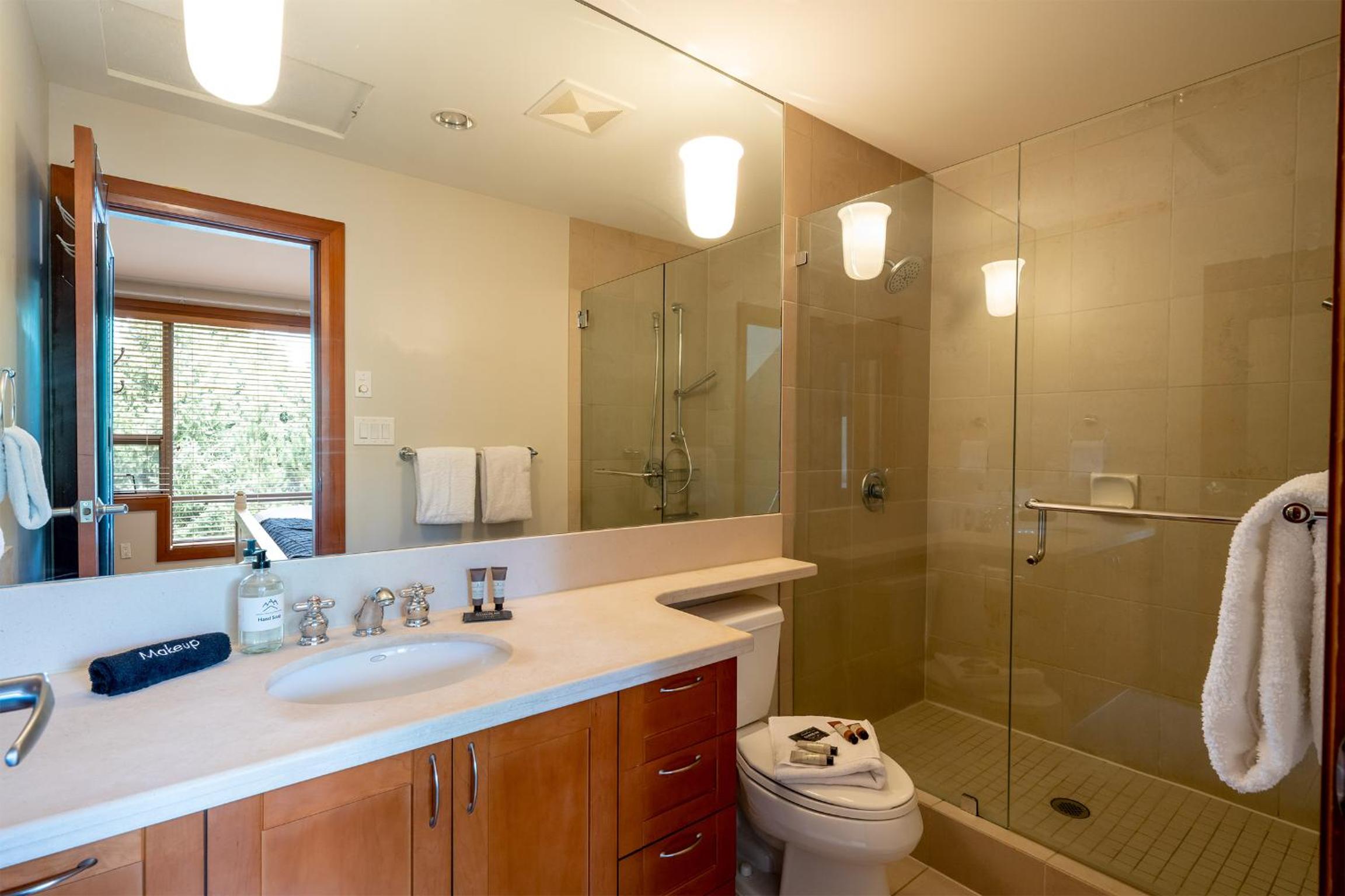 Deluxe 4 bedroom with Private Hot Tub and Great Mountain Views!