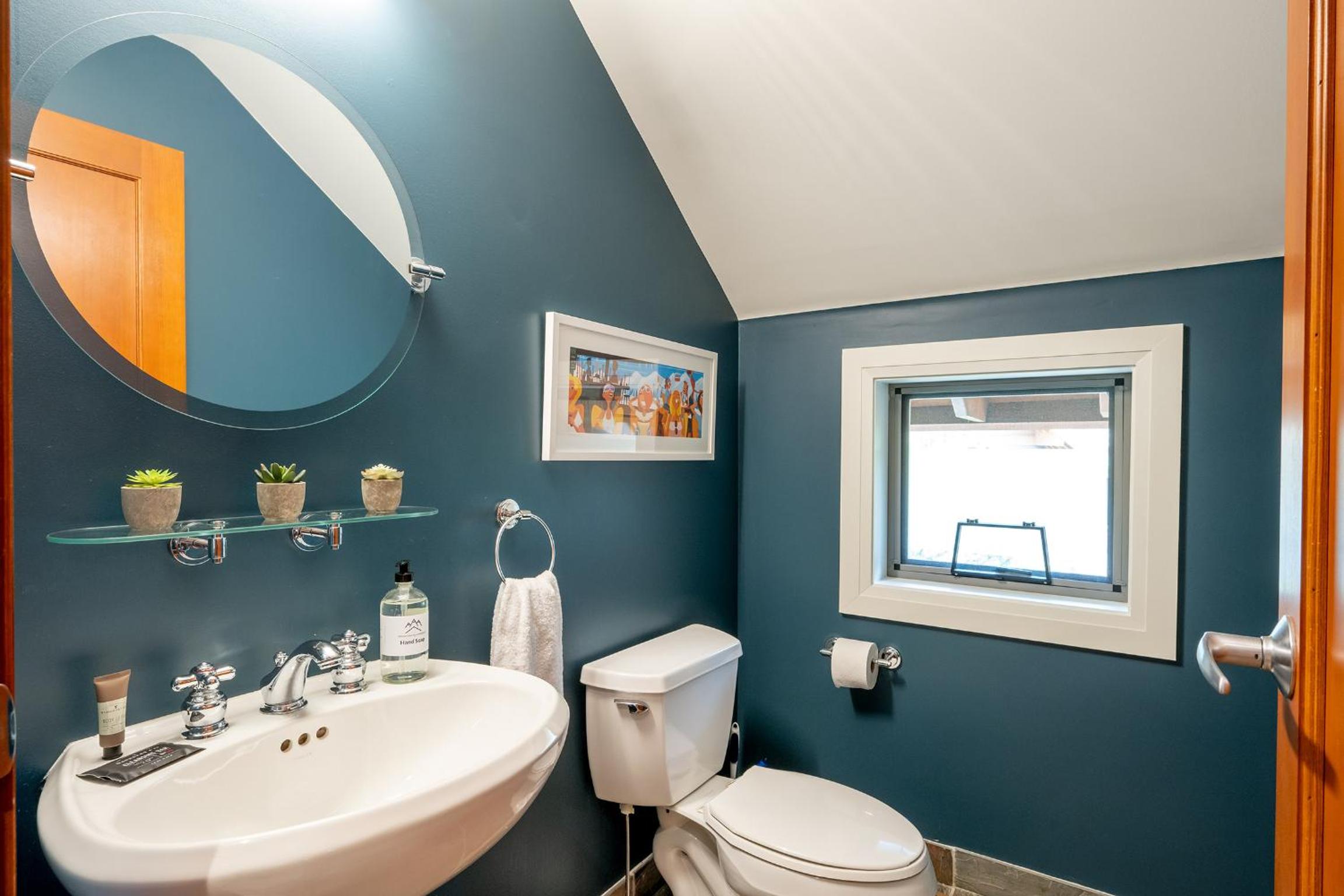 Deluxe 4 bedroom with Private Hot Tub and Great Mountain Views!