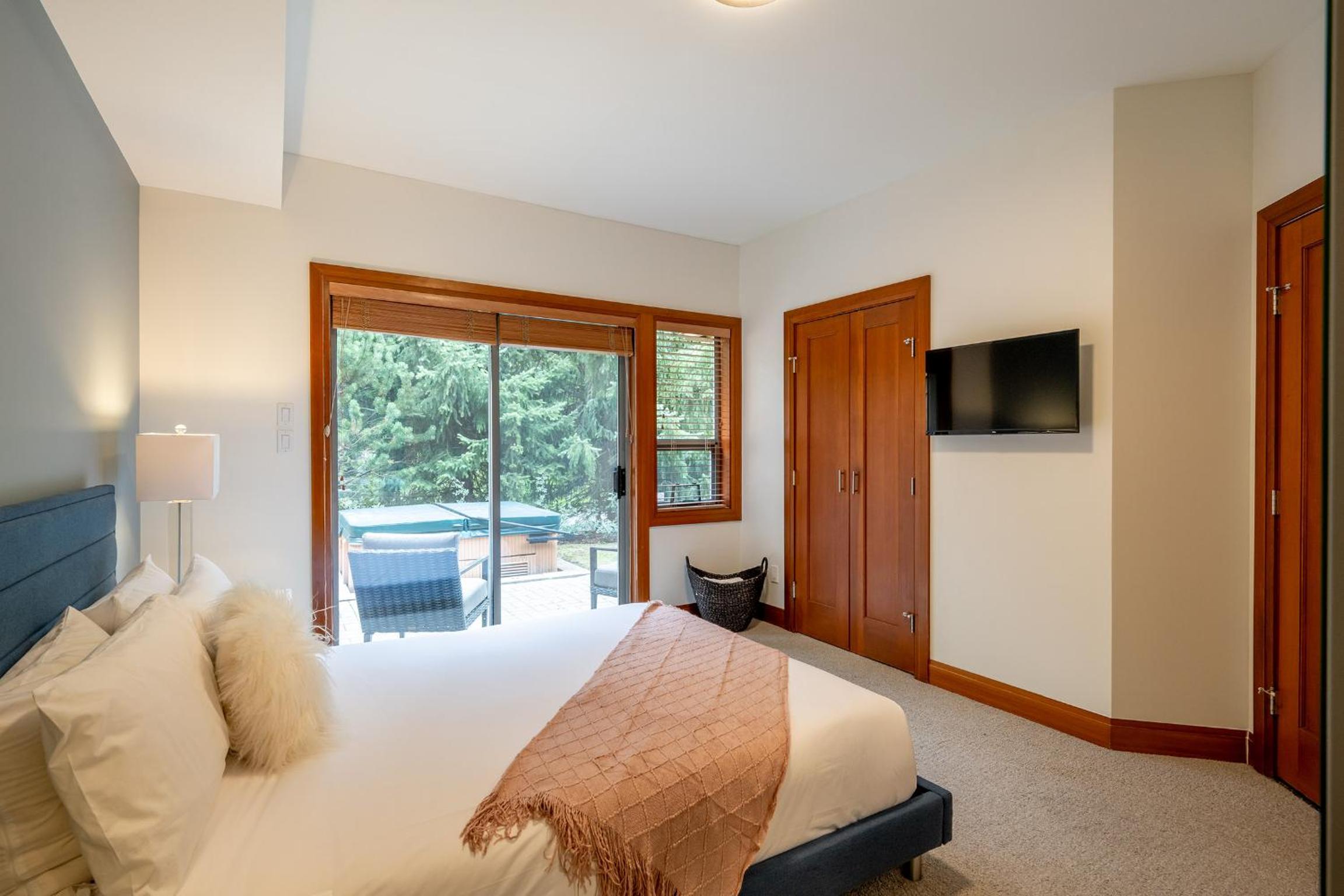 Deluxe 4 bedroom with Private Hot Tub and Great Mountain Views!