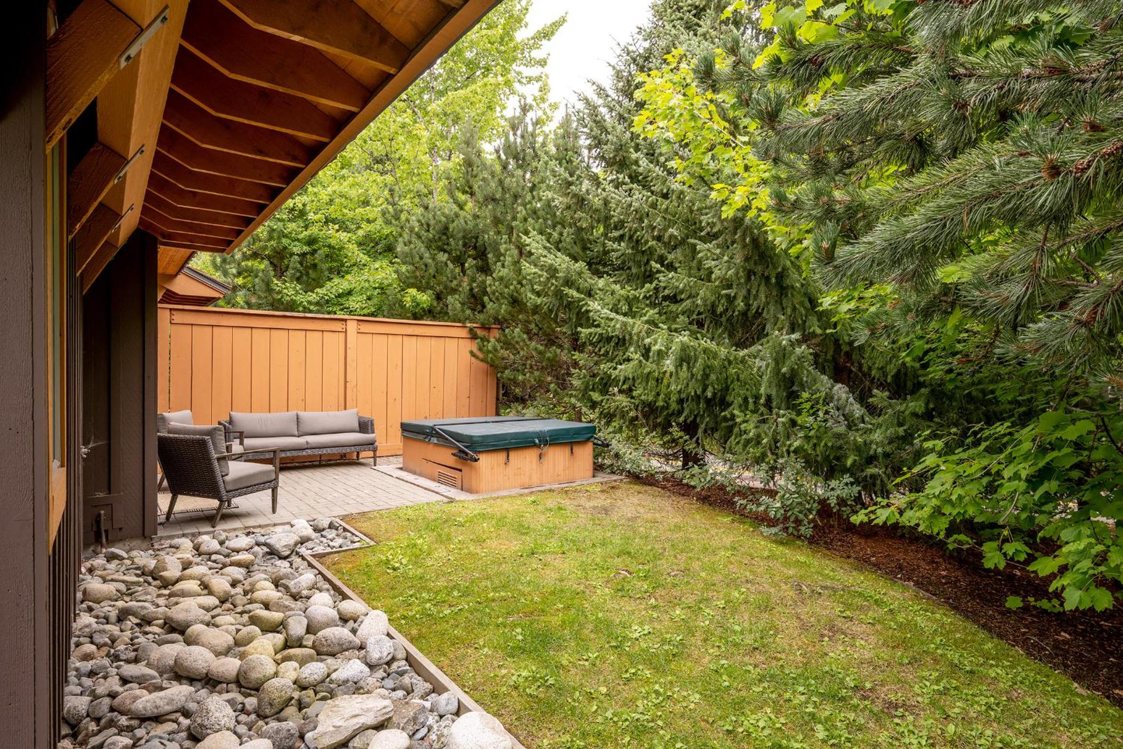 Deluxe 4 bedroom with Private Hot Tub and Great Mountain Views!