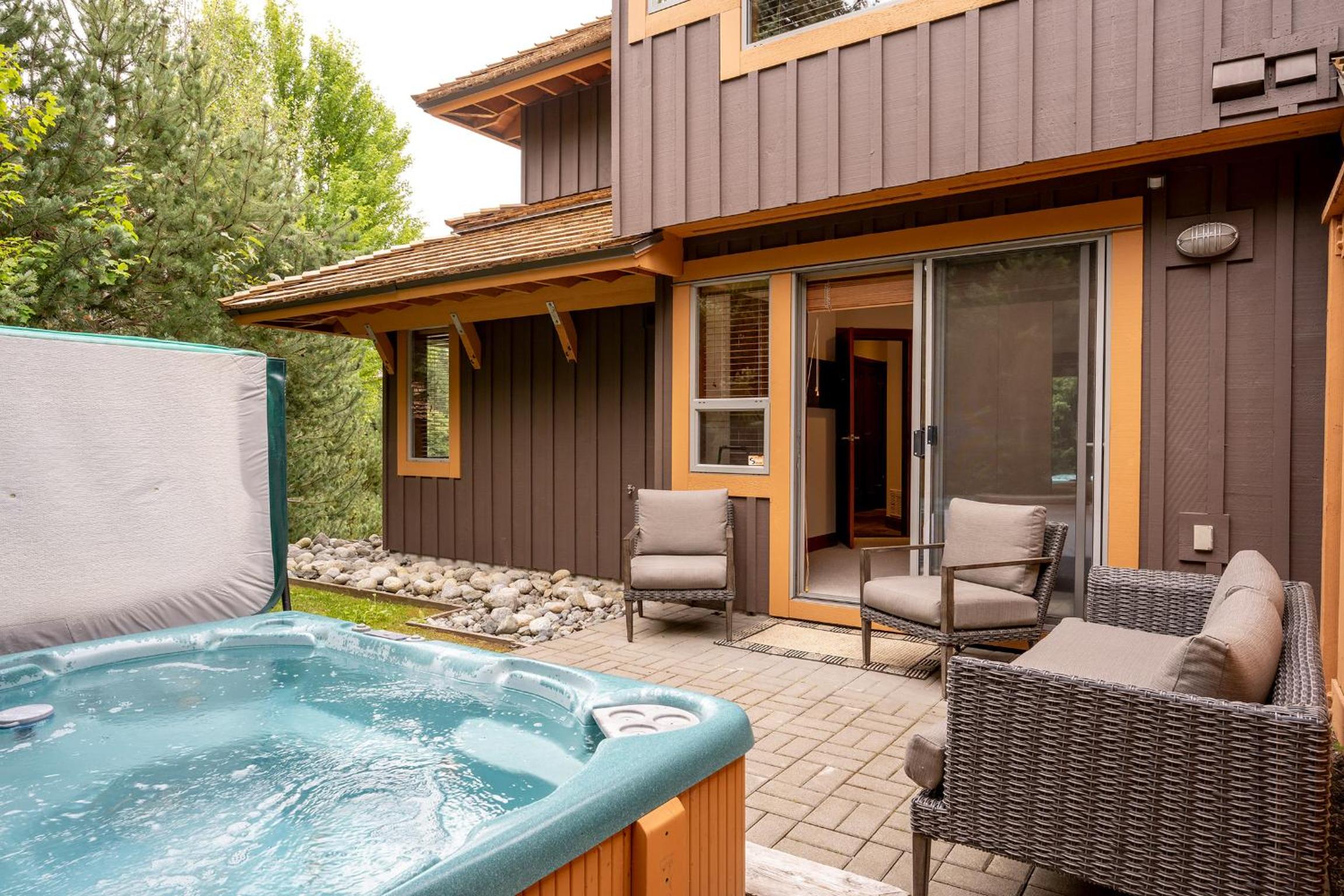 Deluxe 4 bedroom with Private Hot Tub and Great Mountain Views!