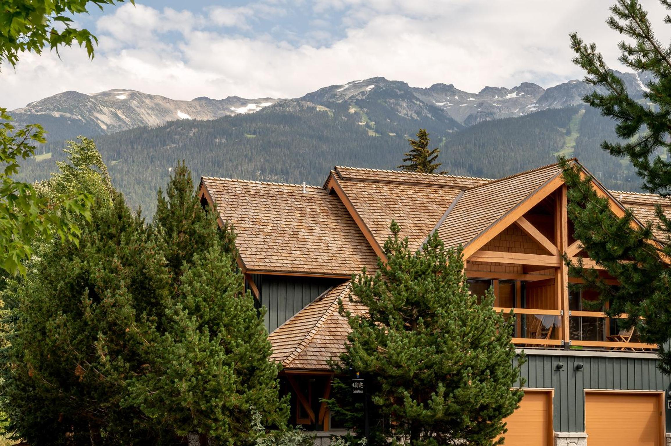 Deluxe 4 bedroom with Private Hot Tub and Great Mountain Views!
