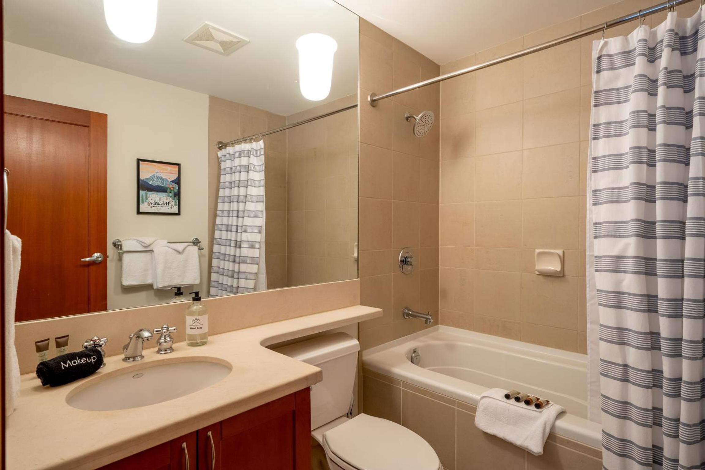 Deluxe 4 bedroom with Private Hot Tub and Great Mountain Views!