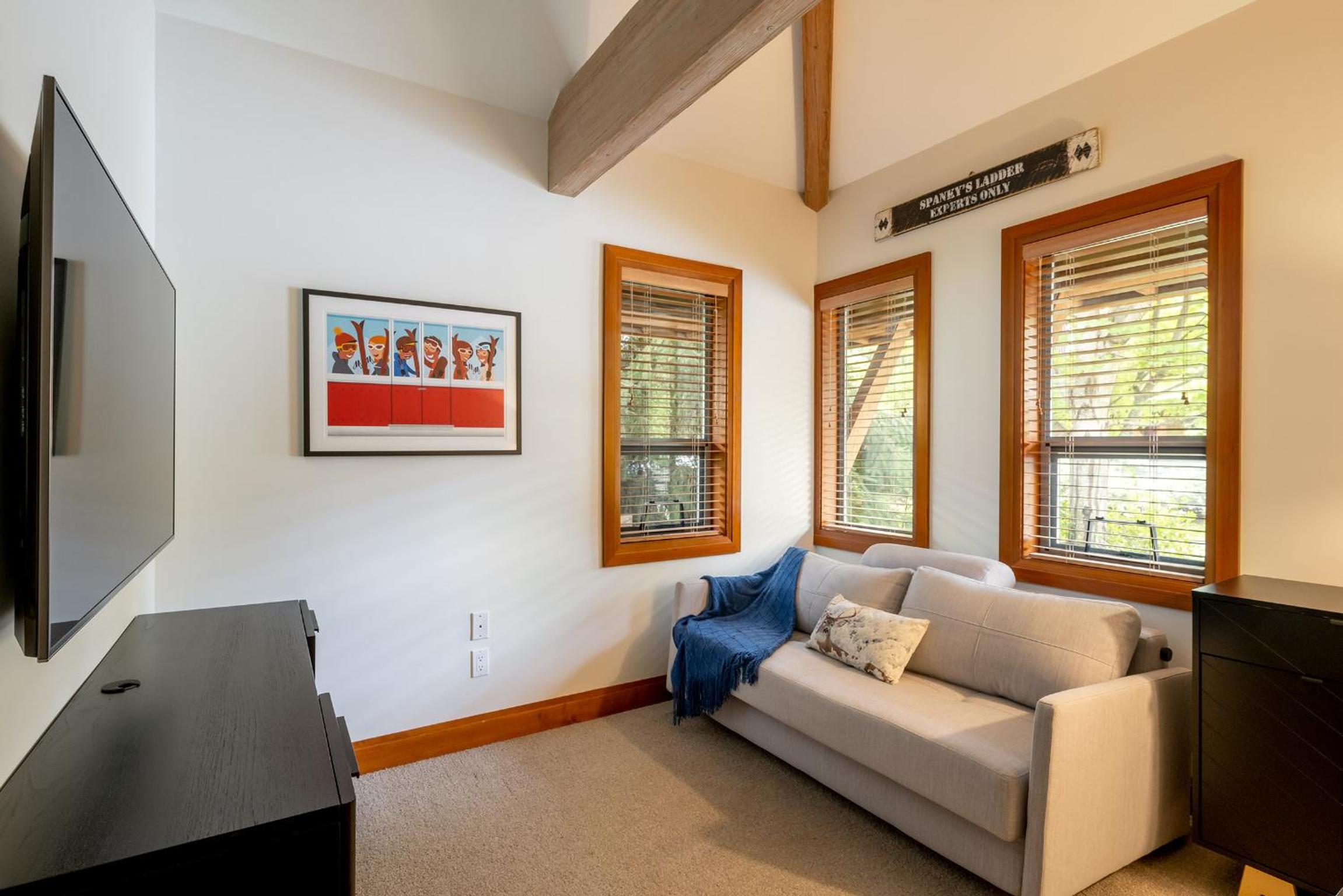 Deluxe 4 bedroom with Private Hot Tub and Great Mountain Views!