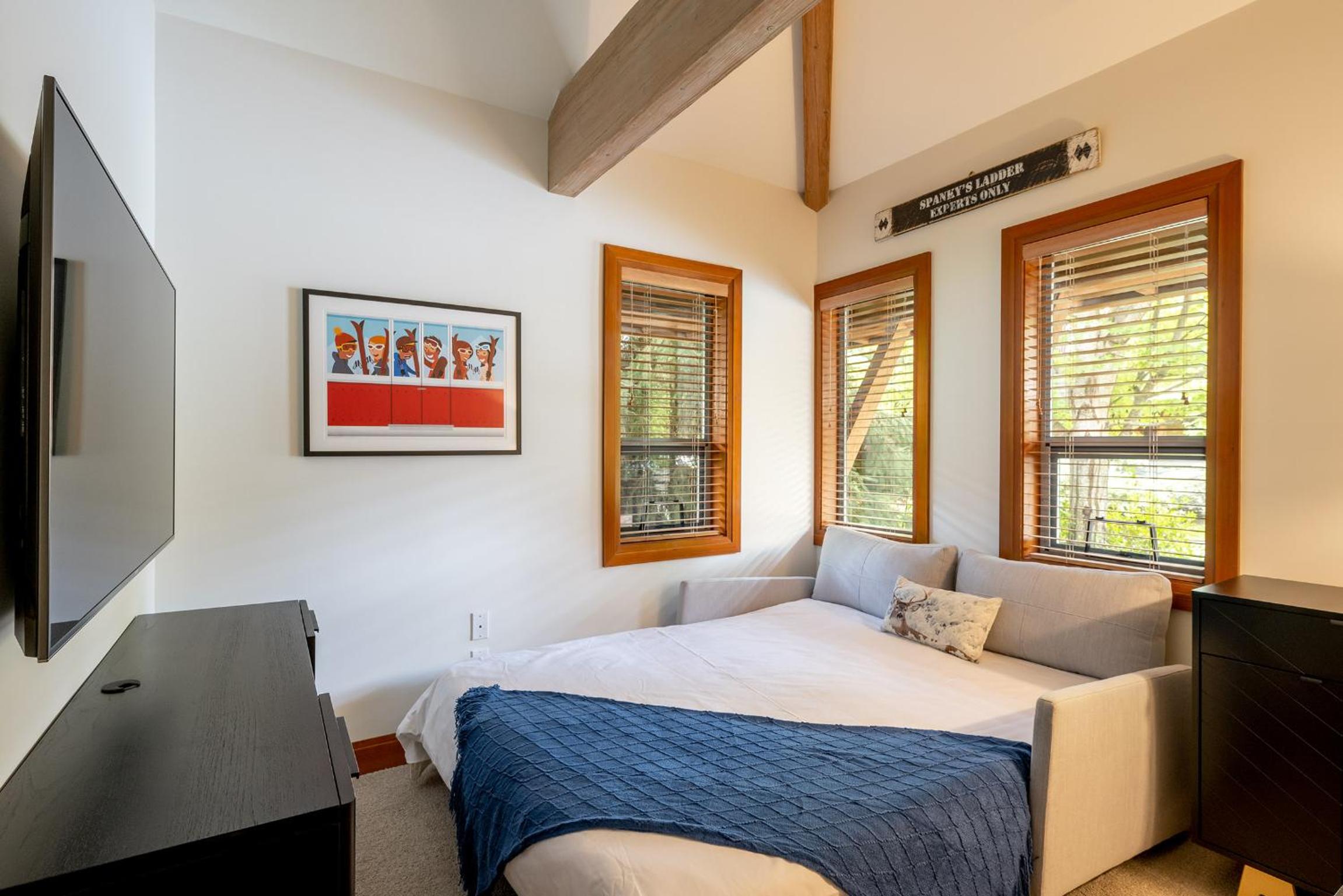 Deluxe 4 bedroom with Private Hot Tub and Great Mountain Views!