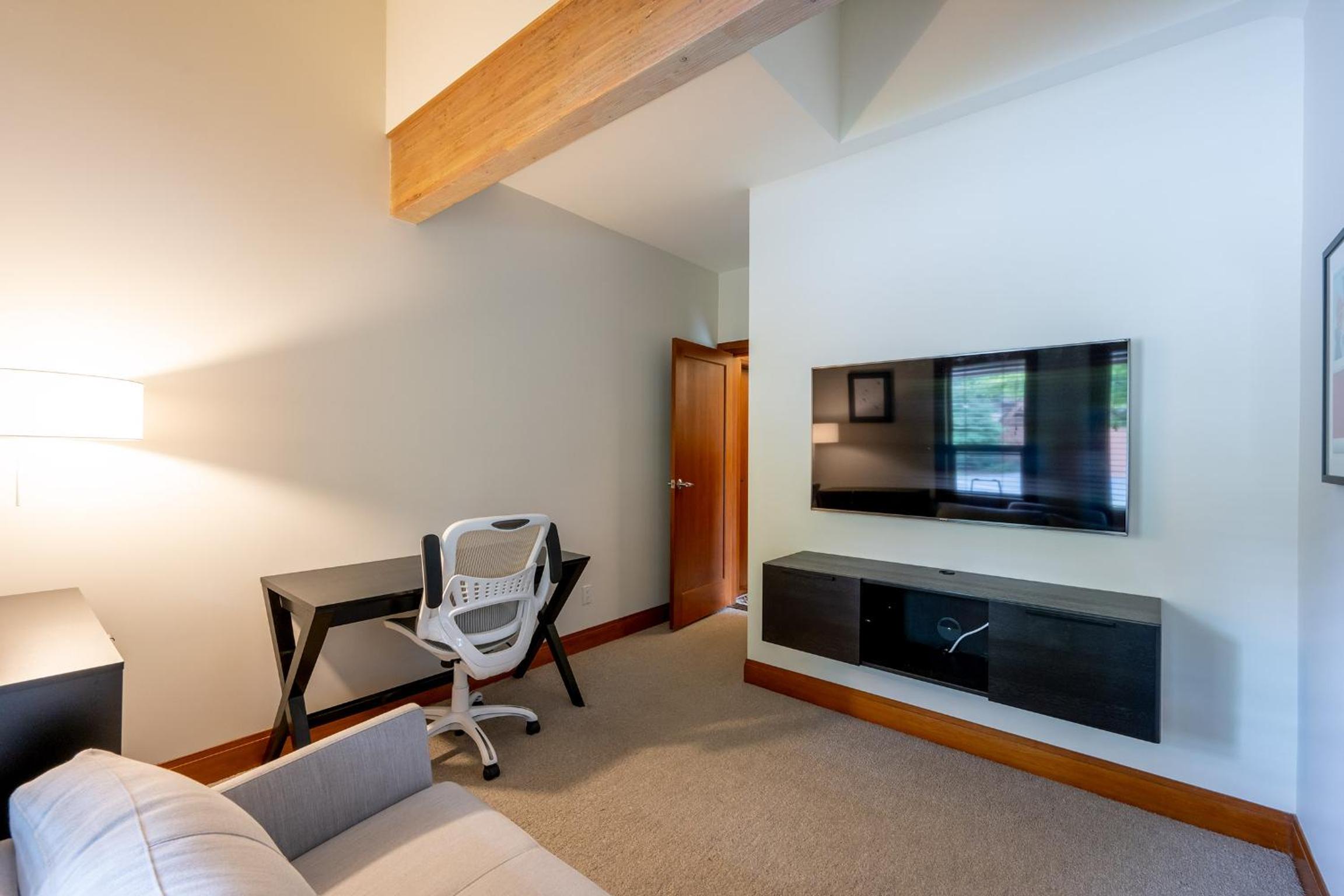 Deluxe 4 bedroom with Private Hot Tub and Great Mountain Views!