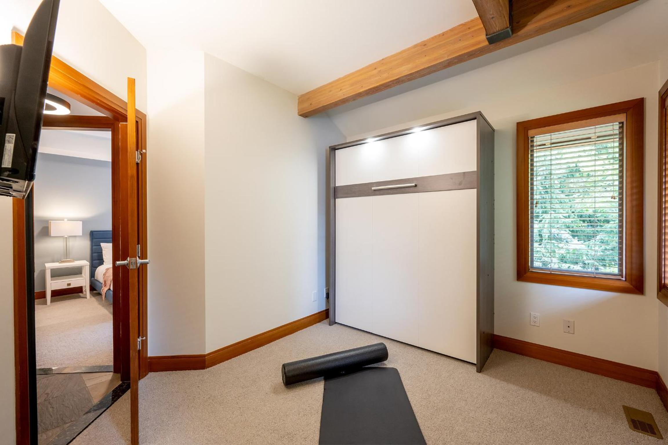 Deluxe 4 bedroom with Private Hot Tub and Great Mountain Views!