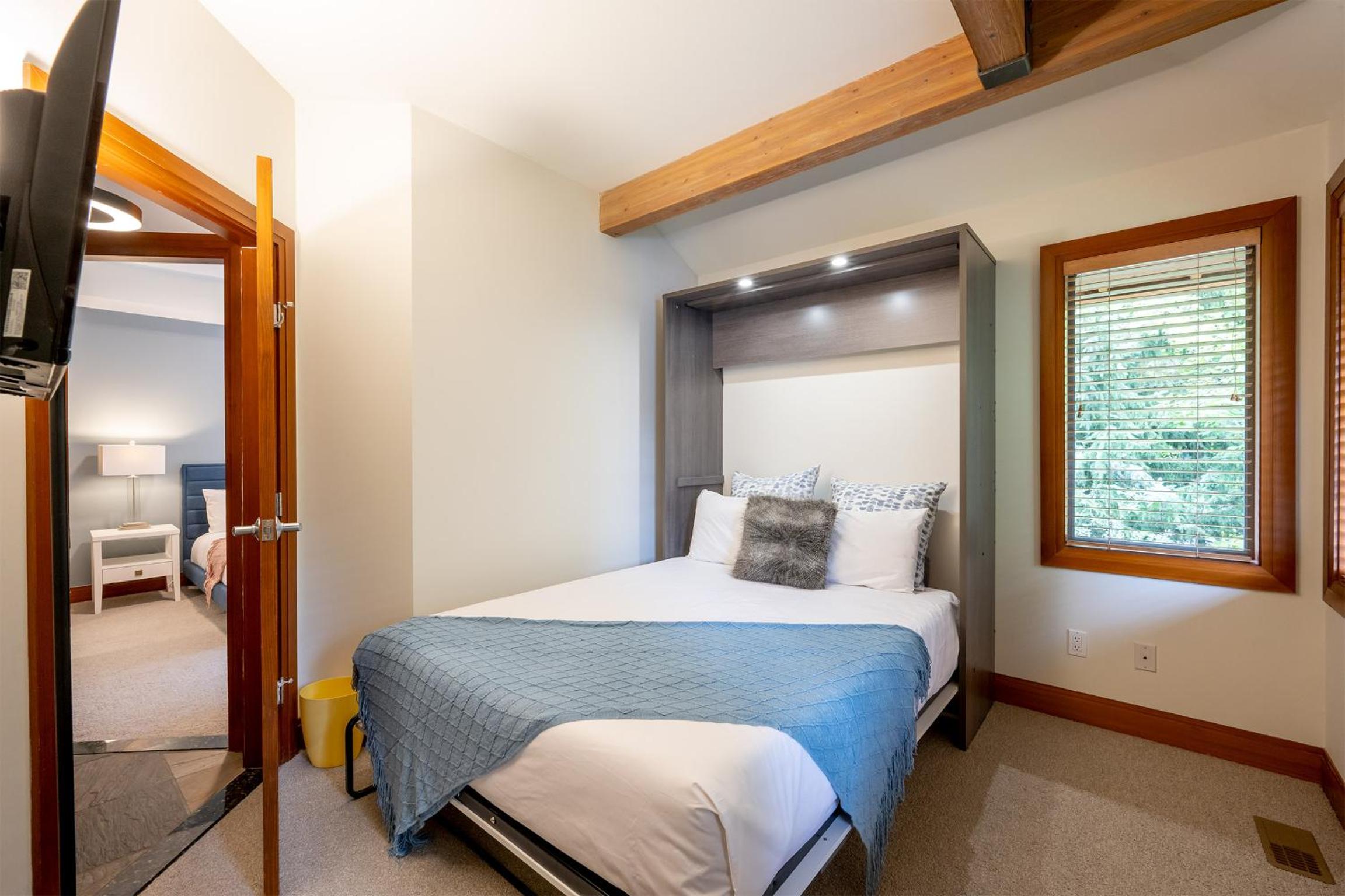 Deluxe 4 bedroom with Private Hot Tub and Great Mountain Views!