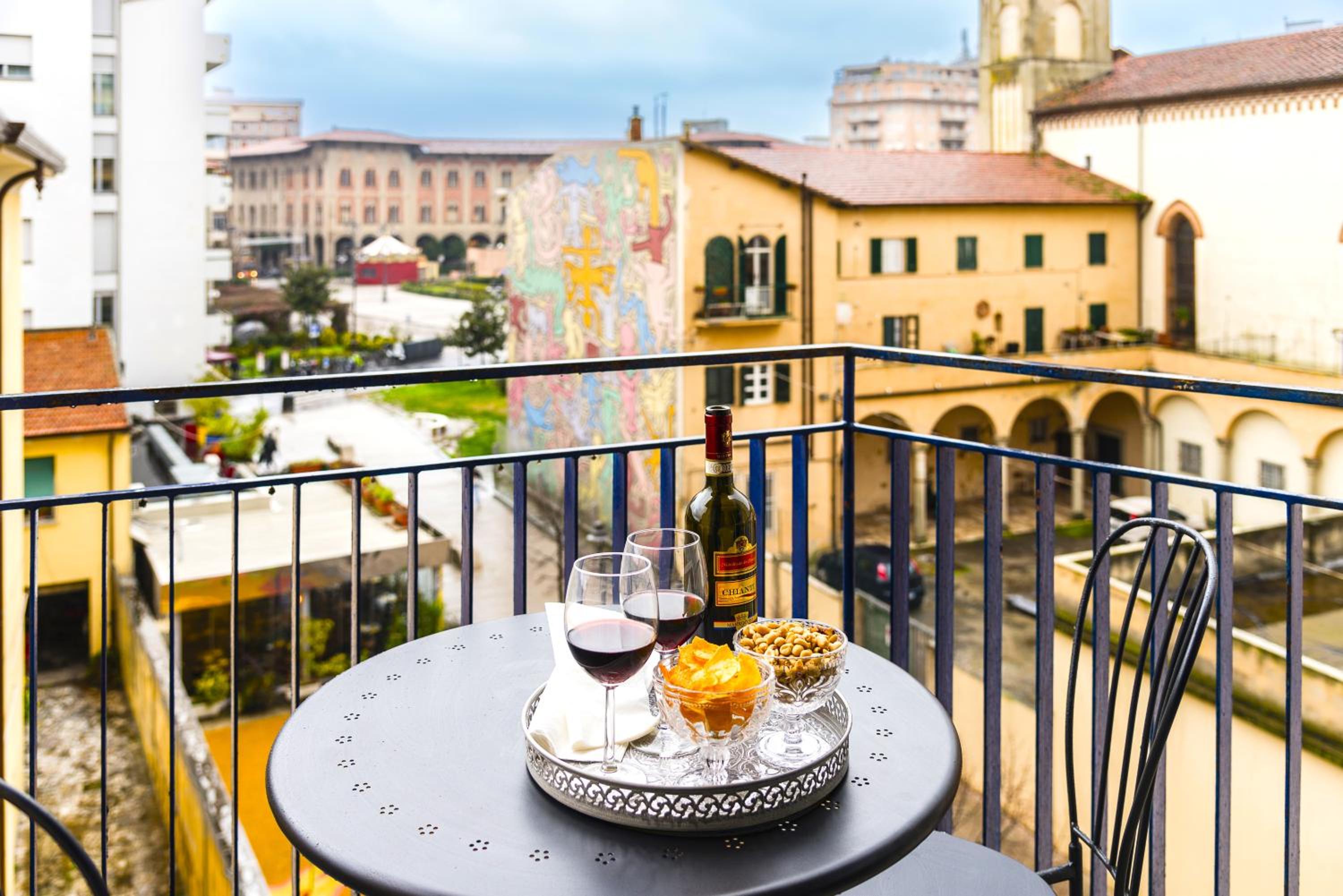 Hostly-Keith Haring Vista House photo 2
