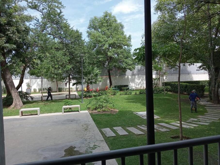 Tranquilo y moderno dpto en buena zona de GDL
