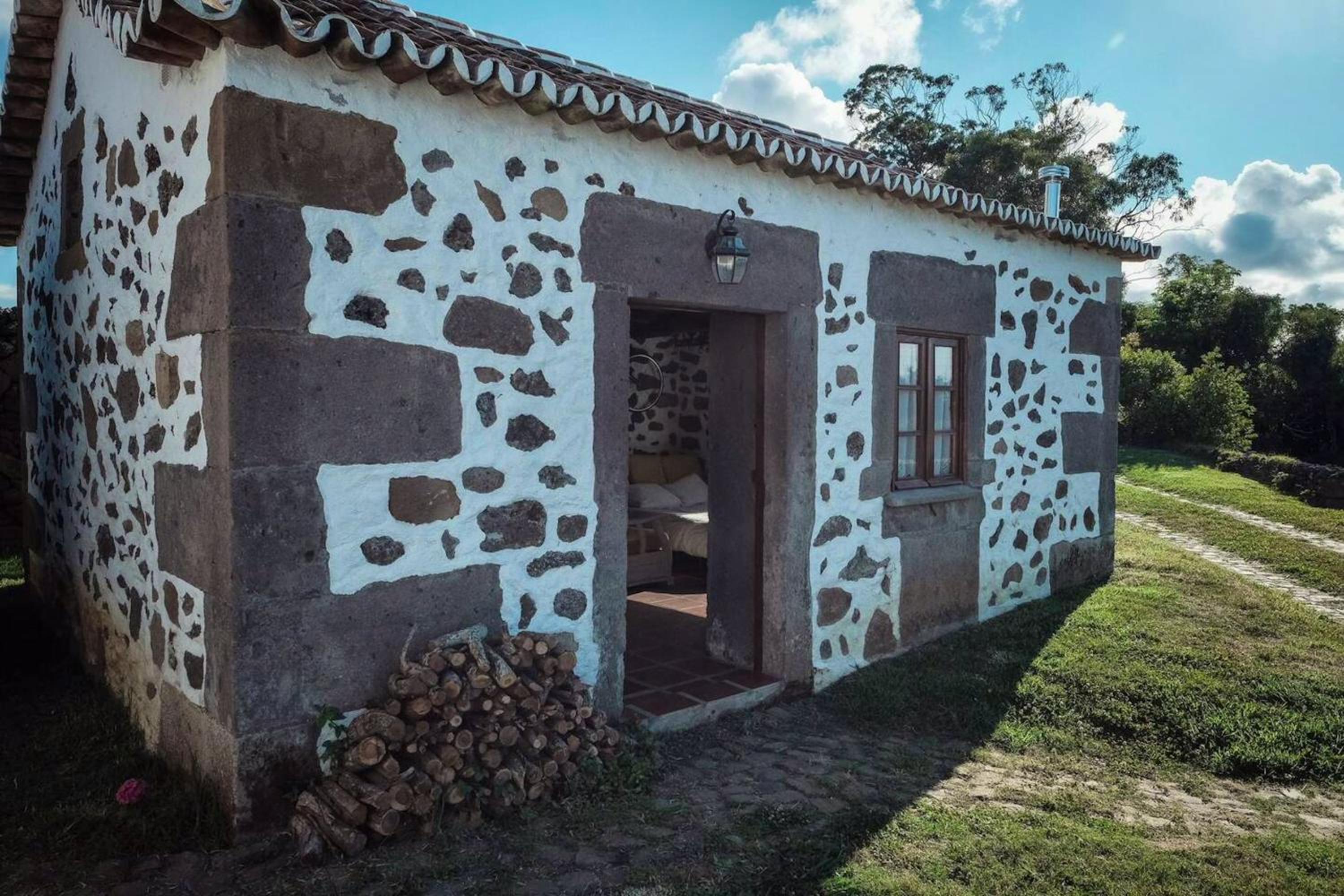 Adorable studio near Praia da Vitoria with fireplace 29 m² view 2