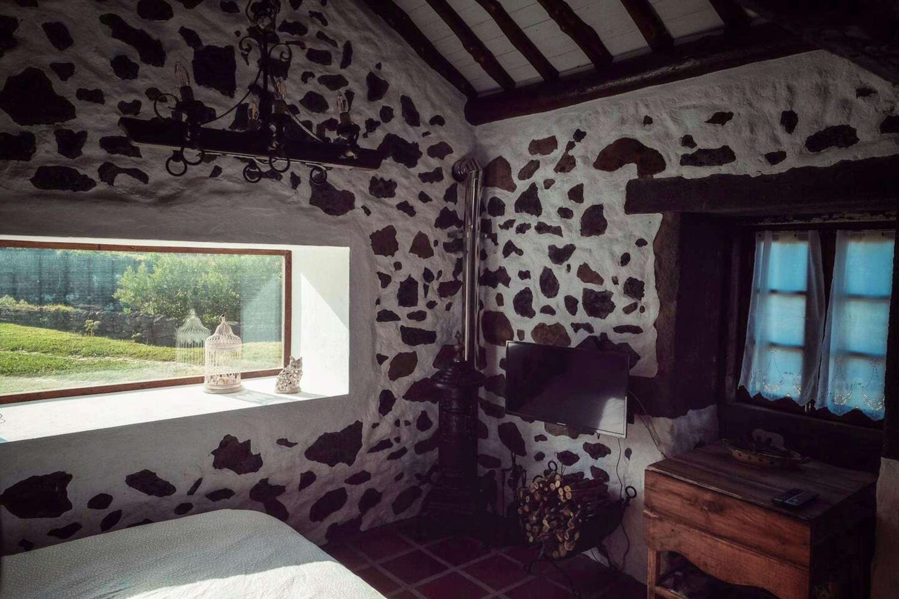 Adorable studio near Praia da Vitoria with fireplace 29 m² view 4