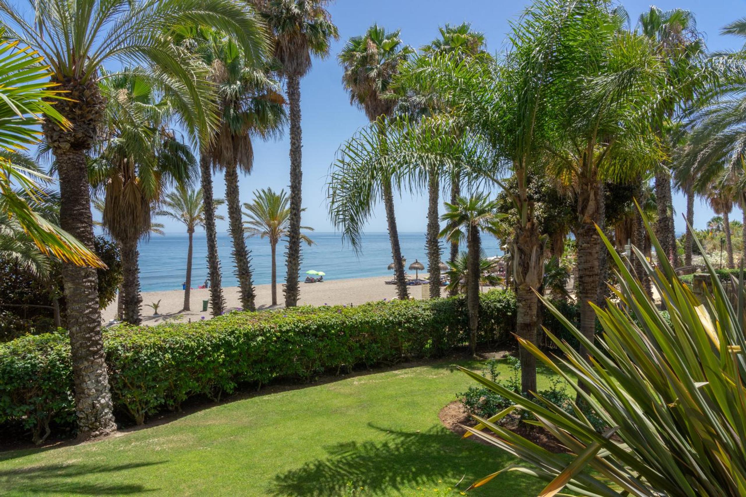 Las Cañas Beach - Marbella Golden Mile by Finest Rentals