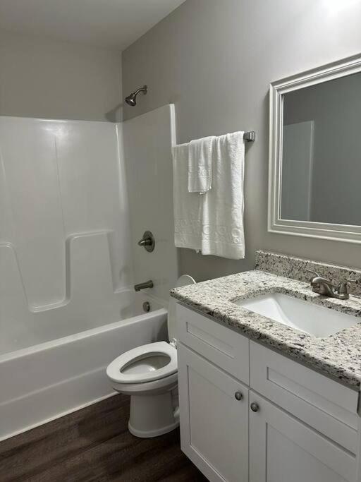 Gorgeous 3 BR Home with Cable TV in all rooms & free Wi-Fi